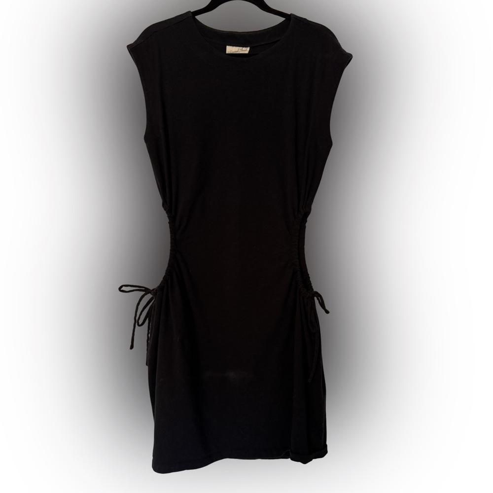 Univerdal Thread Side-Tie/peekaboo side cap sleeve dress. Medium